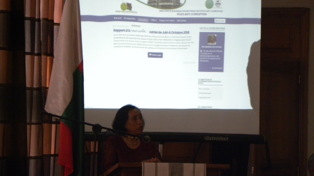 Mme RATIARAISOA Harimahefa, Coordonnatrice Nationale des PAC expliquant les détails du site web de la DCN/PAC.