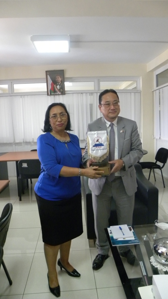 Mme RATIARAISOA Harimahefa, Coordonnatrice Nationale des PACs remettant à Son Excellence, Mr HIGUCHI  Yoshihiro, Ambassadeur du Japon, un...