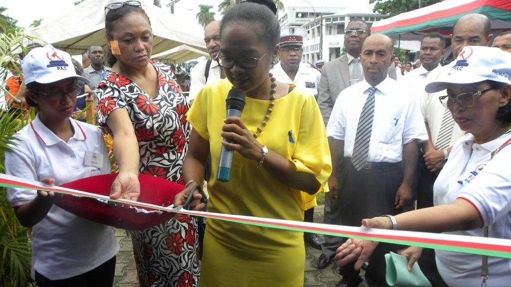 Mme Savatsarah RABY, Directeur de Cabinet du Ministère de la Justice procédant  à la coupe du ruban inaugurant ainsi l’ouverture la...