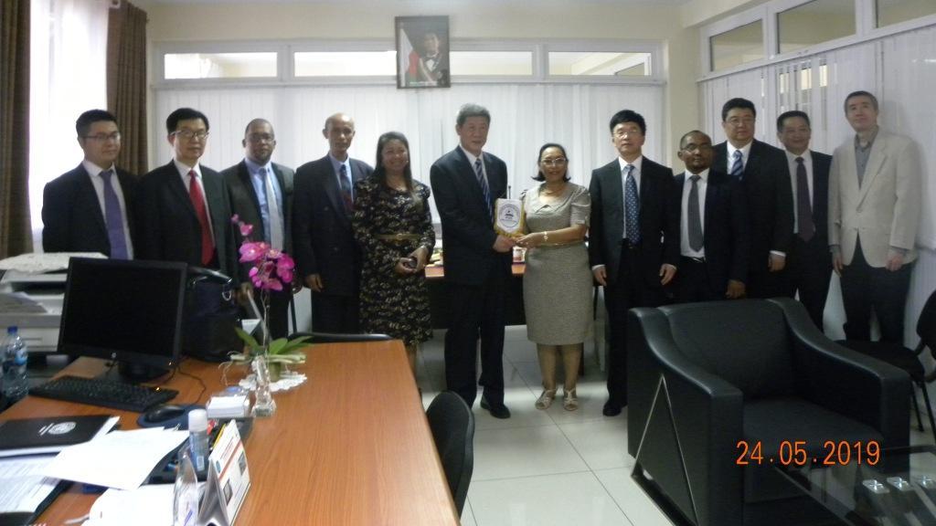 Une photo de famille des deux délégations à l’issue de la réunion de travail au bureau de la Mme La Coordonnatrice Nationales des PAC.