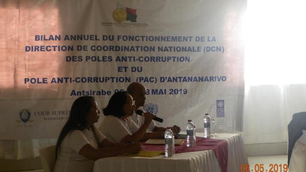 De gauche à droite : Mme Nathalie RAKOTOMALALA, Chef du Siège du Second Degré du PAC d’Antananarivo, Mme Harimahefa RATIARAISOA,...