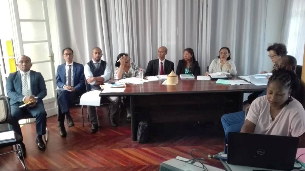 De gauche à droite : M. Mamy Tantely RAKOTOMAHEFA Procureur près le PAC d’Antananarivo, M. RAJHONSON Rado, Vice-President du PAC...